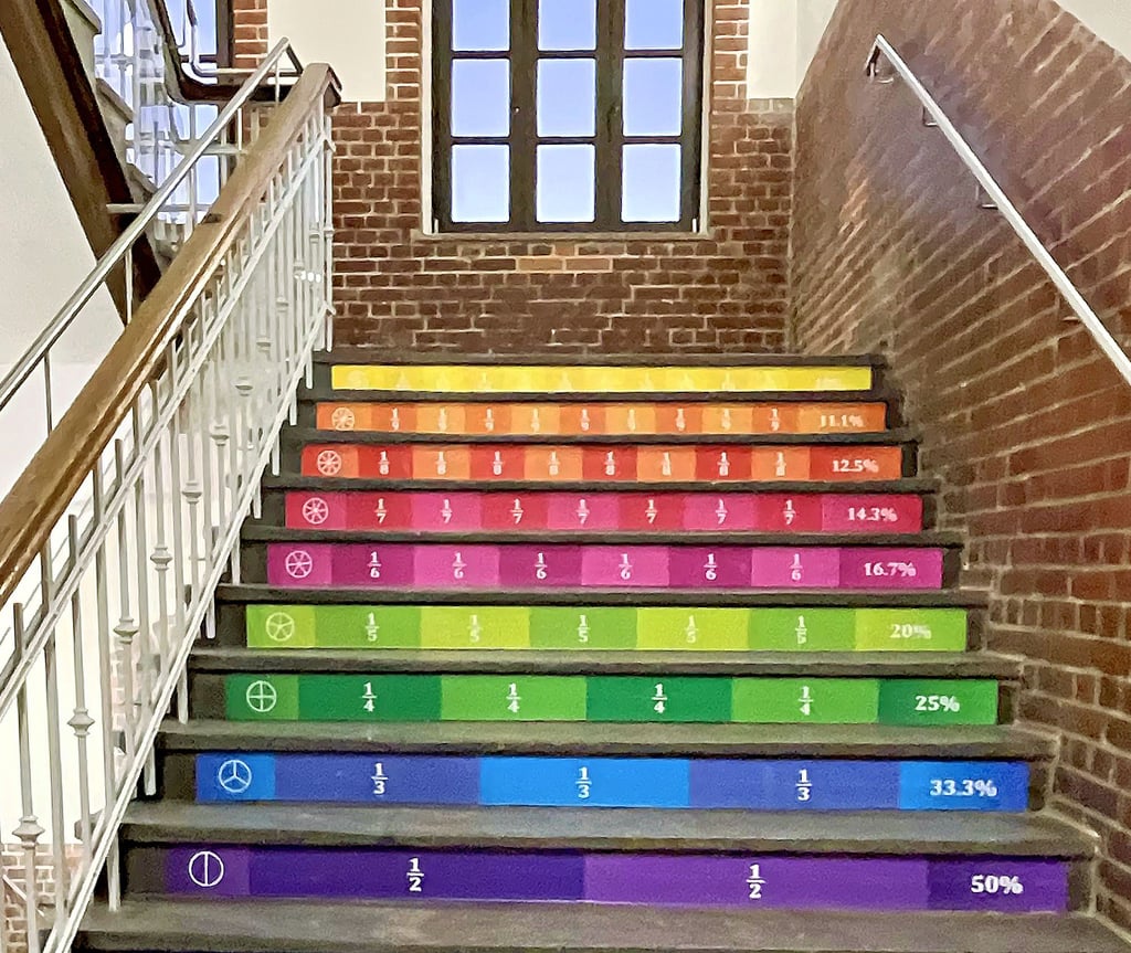 Die Treppen in der sanierten Gemeinschaftsschule in Tangerhütte sollen Lust auf Schule machen – auch bei angehenden Lehrern kommt das gut an.