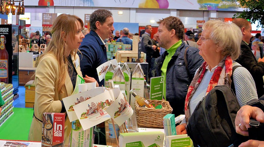 Jessica Richter vom ART (links) und Dirk Grempler von der Wirtschaftsförderung des Landkreises Stendal beantworteten gern die Fragen der Messebesucher.
