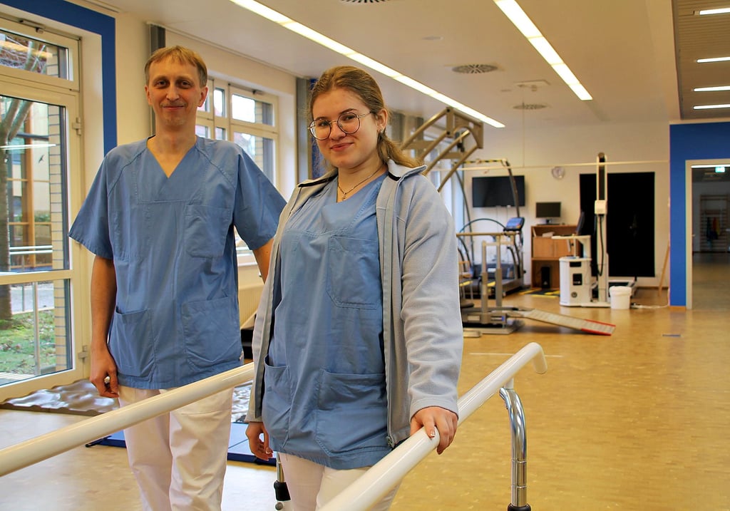 Der Arzt Taras Vorobkalo und die Therapeutin Dariia Marusenko hospitieren im Klinikum Bergmannstrost.