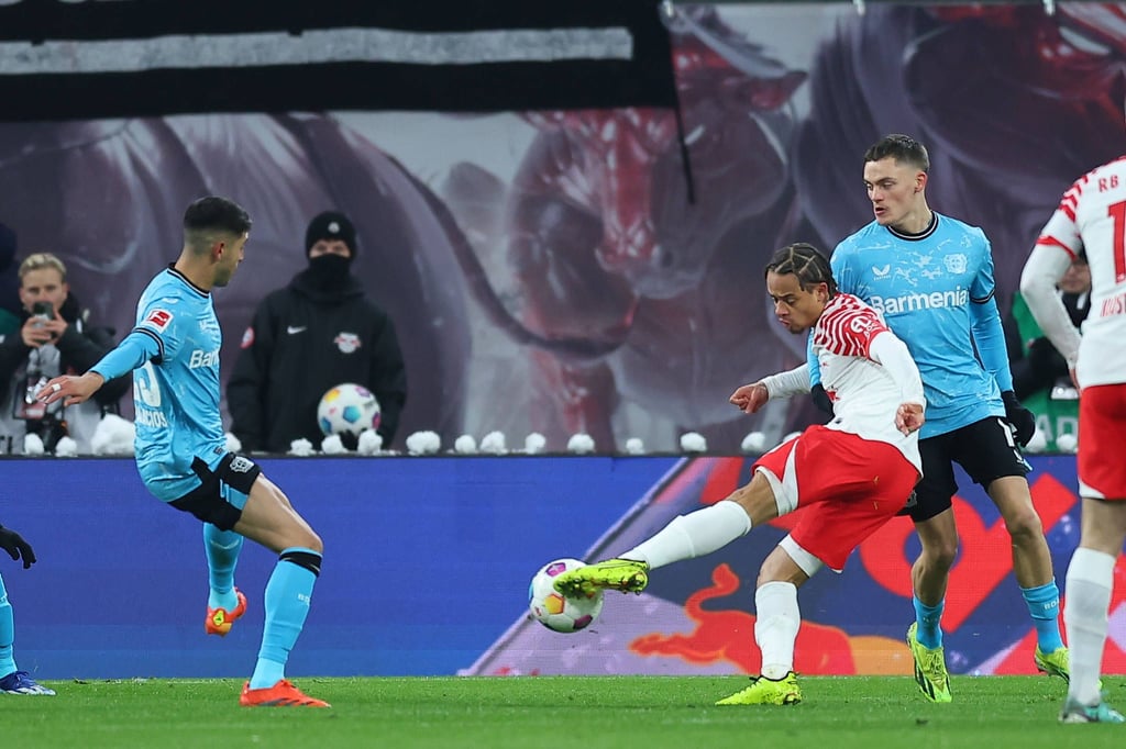 Xavi Simons trifft zum 1:0 für RB Leipzig gegen Bayer Leverkusen.