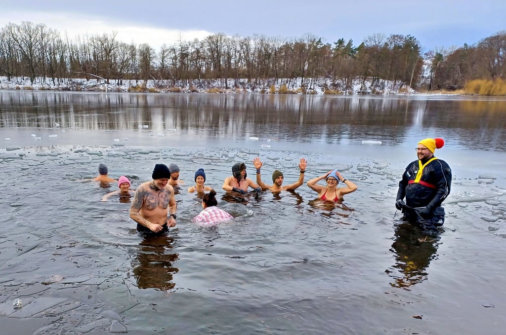 Die Eisschollen sind noch zu sehen. Das hielt die 40 Menschen jedoch nicht von einem Bad im Schachtsee ab.