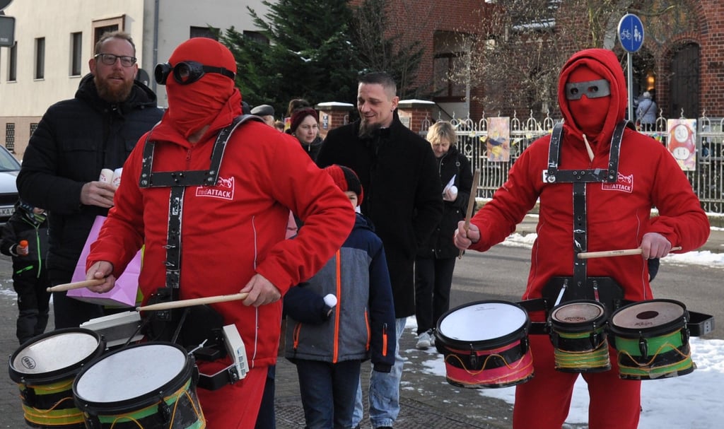 Angeführt von den Trommlern Reddy und Drumble der Gruppe "RedAttack" zogen die Besucher ins Jugendhaus ein.