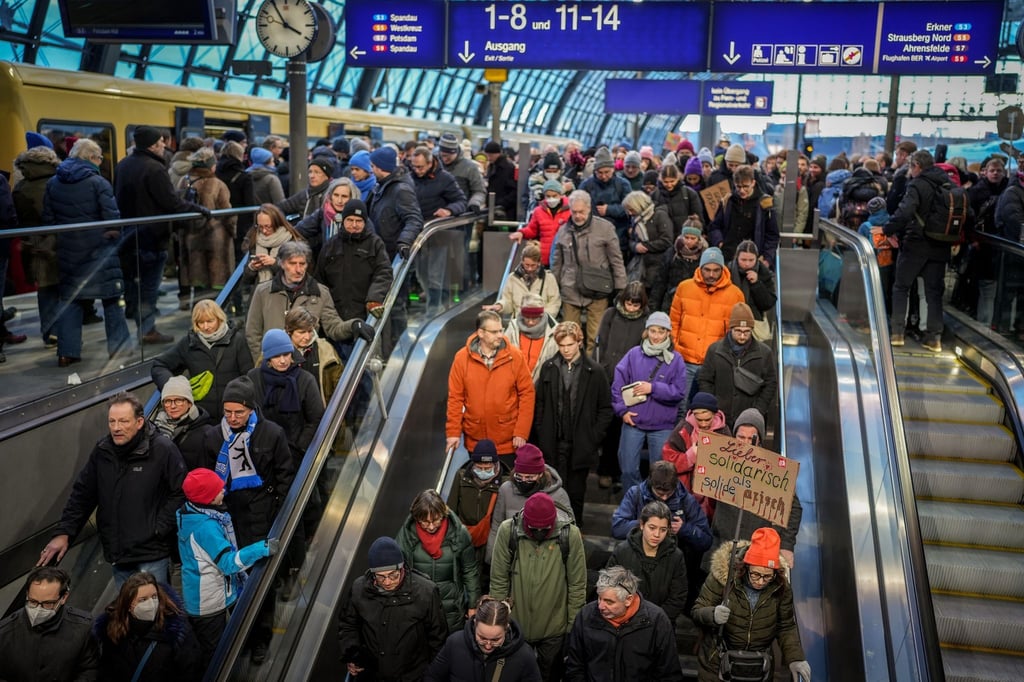 Menschen strömen aus der S-Bahn am Hauptbahnhof zur Demonstration für Demokratie am Reichstagsgebäude.