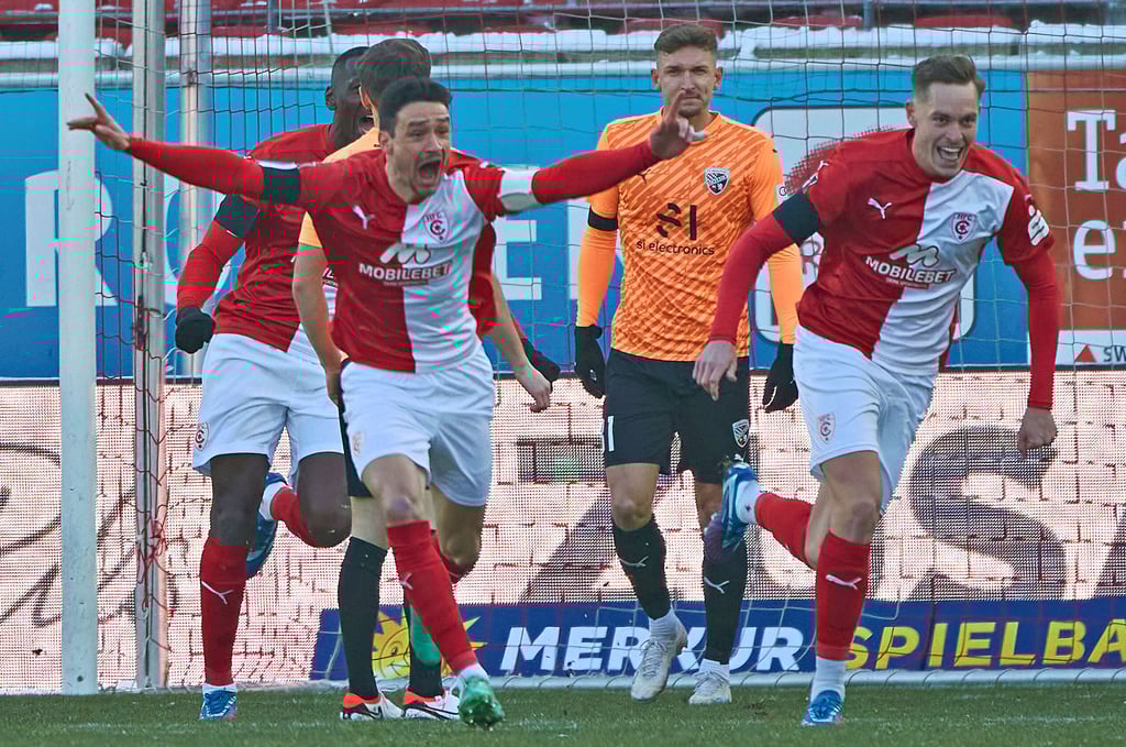 Niklas Landgraf (l.) jubelt: Der HFC-Verteidiger erzielte gegen Ingolstadt sein erstes Tor als Fußballprofi.