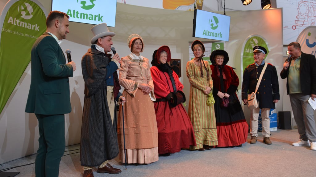 Mitglieder des Arbeitskreises Werbener Altstadt waren in Biedermeier-Kostümen in den Messehallen unterwegs.