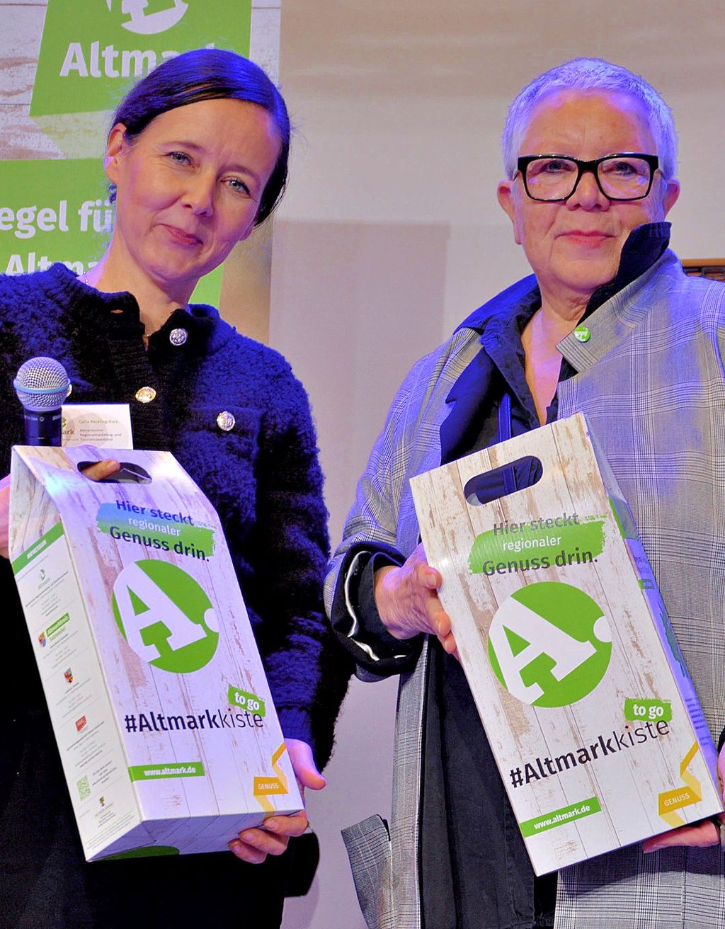 Premiere: ART-Geschäftsführerin Carla Reckling-Kurz (links) und Christa Ringkamp vom Landhof Neulingen stellten in Berlin die „Altmark-Kiste to go“ vor.