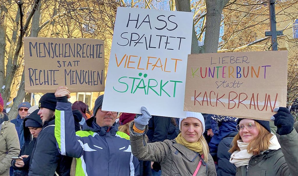 Klare Statements: Wie diese Demonstranten am August-Bebel-Platz bekannten sich viele Teilnehmer mit Plakaten zur Demokratie.
