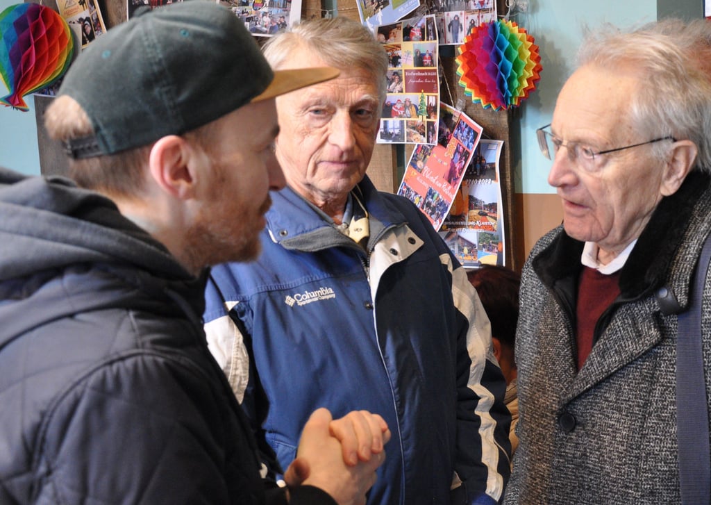 Der Genthiner Filmemacher Matthias Paeper (li.) im Gespräch mit dem ehemaligen Genthiner Bürgermeister Bernhard Horn (Mitte) und Genthins Ehrenbürger Willi Kraning.
