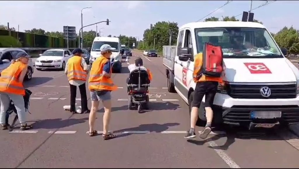Im Juli 2023 rammte ein Kleintransporter einen Klimaaktivisten auf der Paracelsusstraße in Halle.