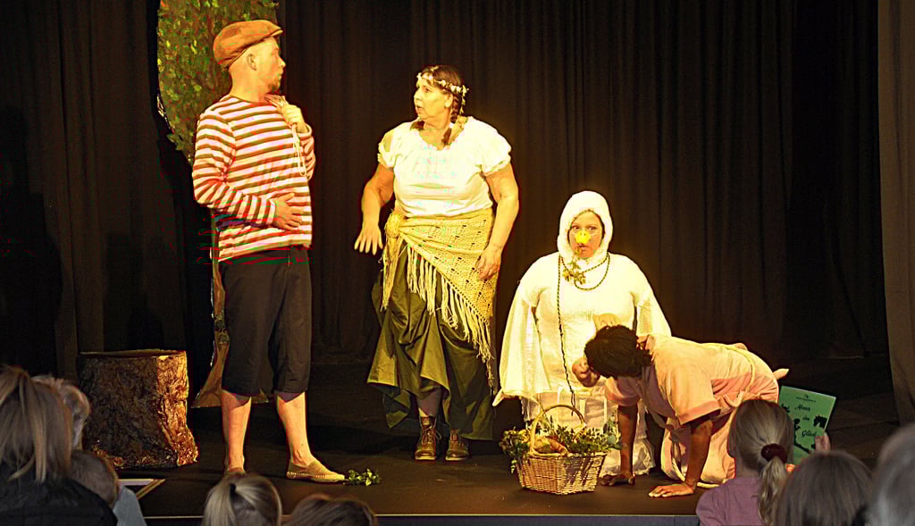 Publikum und Darsteller sind glücklich mit „Hans im Glück“. Daran haben auch die lebendigen Tierfiguren und ihre Kommentare einen Anteil. 