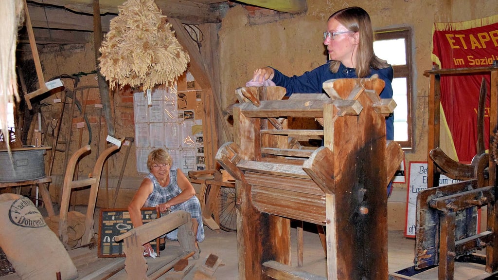 Christina Matschke (l.) und Anika Janke gehören zu den Mitgliedern des Heimatvereins und Helfern, die auch die Heimatstube auf dem alten Kornboden in Ordnung halten.