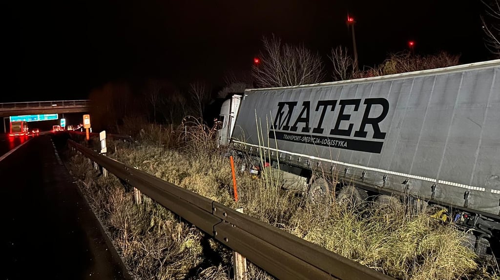 Ein Lkw ist am Montagmorgen auf der A2 bei Magdeburg von einem Auto von der Straße gedrängt worden. Die Bergungsarbeiten können für Verkehrsbehinderungen in den Morgenstunden sorgen. Foto: