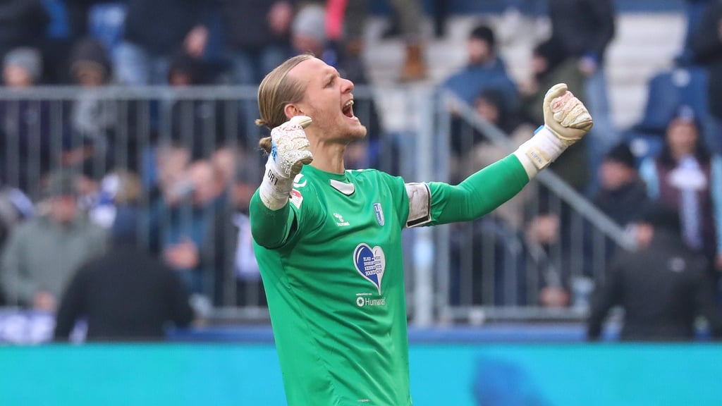 FCM-Torwart Dominik Reimann bejubelt den Sieg gegen Wehen Wiesbaden.