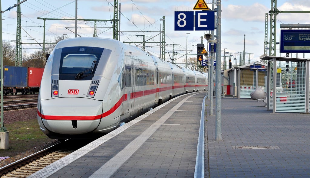 Ein seltenes Bild: Ein ICE fährt auf dem Hauptbahnhof in Magdeburg ein. Die Stadt kämpft weiter um einen ICE-Anschluss.