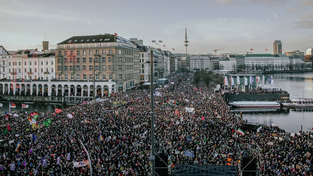 Demonstration gegen Rechts in Hamburg. Deutschlandweit war von über 100.000 Teilnehmern die Rede, die vor allem gegen die AfD und Björn Höcke demonstrierten.
