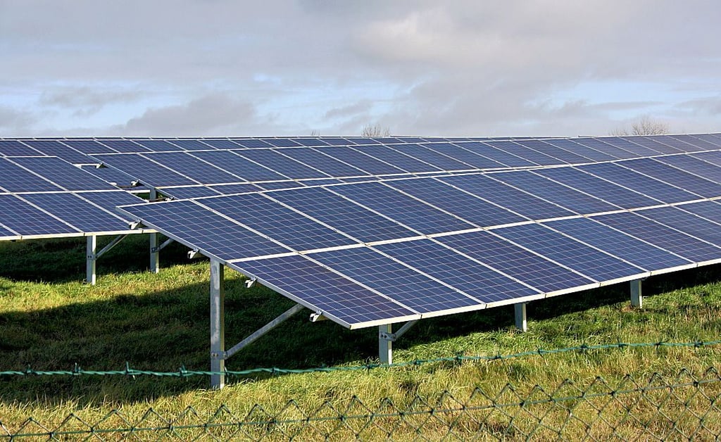 Solch ein Solarpark soll in Güterglück entstehen.