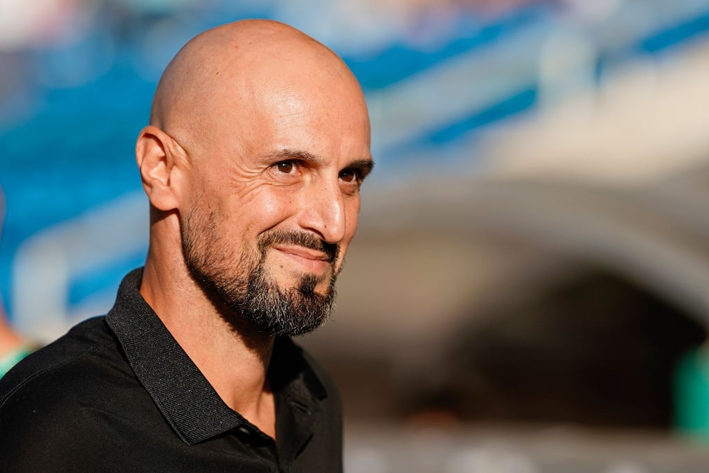 Deutschlands Trainer Antonio di Salvo kommt ins Stadion.