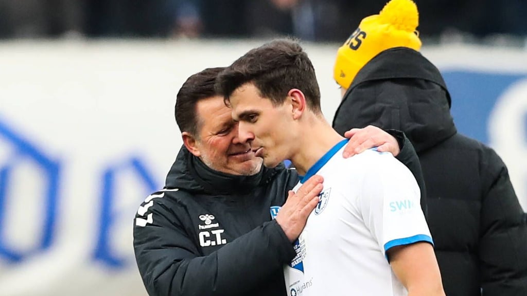 Trainer Christian Titz herzt Winter-Rückkehrer Tobias Müller nach dem 1:0-Heimsieg des 1. FC Magdeburg gegen den SV Wehen Wiesbaden in der 2. Bundesliga.
