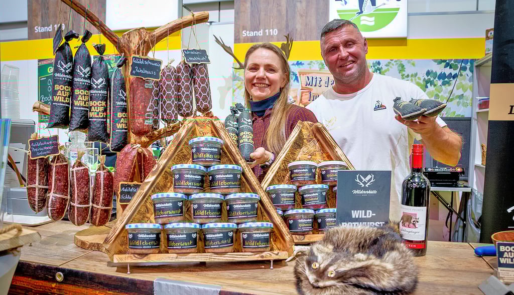 Die Wildererhütte aus Kade (Jerichower Land) bietet selbstgemachte Wildprodukte aller Arten an – sogar mit Waschbärenfleisch.