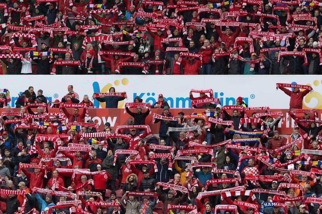 Mainzer Zuschauer singen die Vereinshymne.