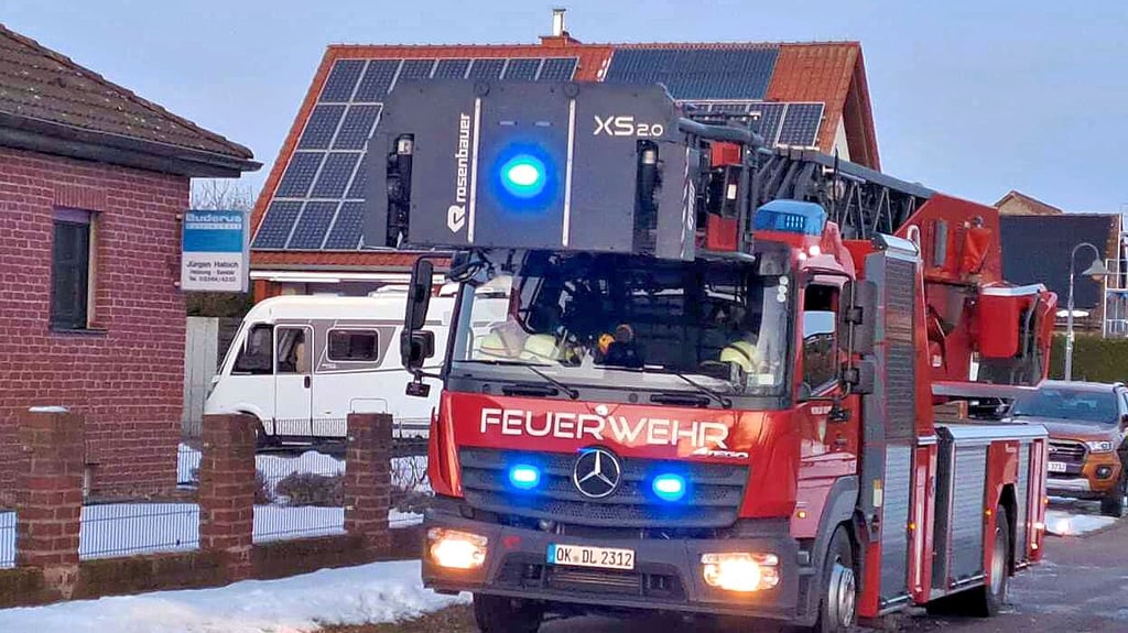 Mit dem Drehleiterfahrzeug sind Feuerwehrleute aus Oebisfelde nach Bahrdorf gefahren.