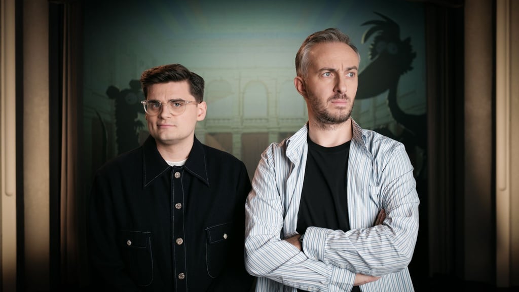 Der Zeichner und Autor Miguel Robitzky (l) und Moderator Jan Böhmermann (r) haben einen Animationsfilm über das Grundgesetz gemacht.