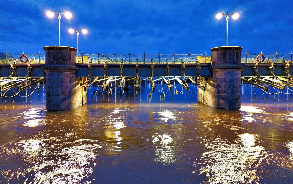 Das gezogene Pretziener Wehr in der Dämmerung.