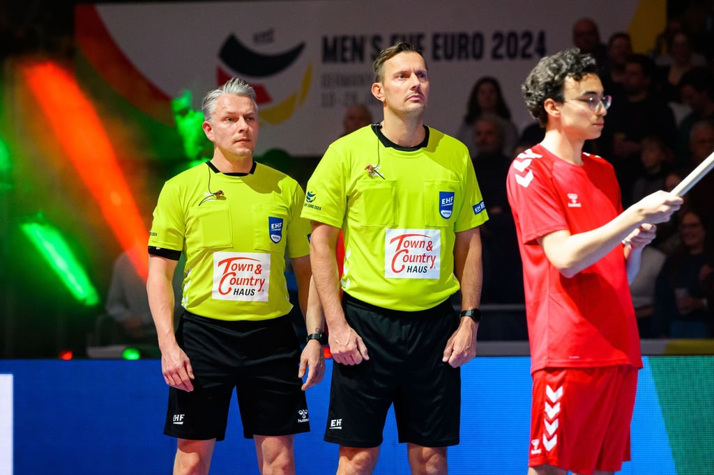 Die Schiedsrichter Robert Schulze (l) und Tobias Tönnies.