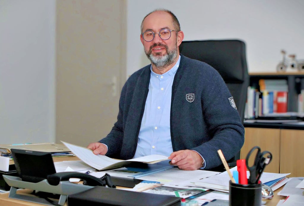 Thomas Schneider in seinem Büro in Weißandt-Gölzau: Für den 51-Jährigen aus Meilendorf beginnt dieser Tage die zweite Amtszeit als Bürgermeister der Stadt Südliches Anhalt.