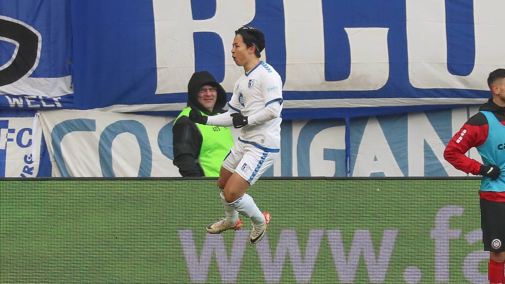 Tatsuya Ito hebt ab zum Torjubel nach seinem ersten Saisontreffer für den 1. FC Magdeburg im Heimspiel gegen SV Wehen Wiesbaden.