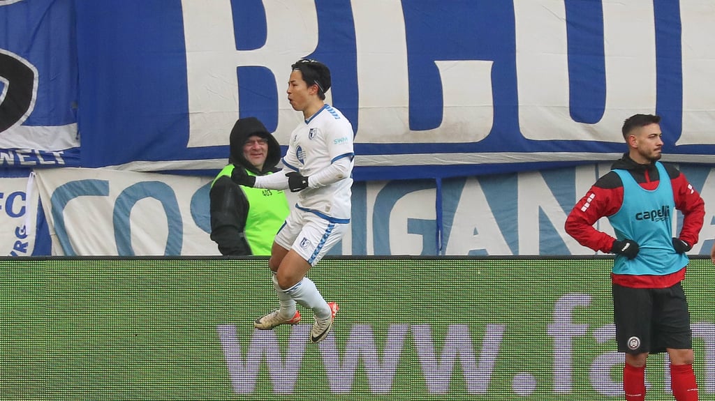 Tatsuya Ito hebt ab zum Torjubel nach seinem ersten Saisontreffer für den 1. FC Magdeburg im Heimspiel gegen SV Wehen Wiesbaden.