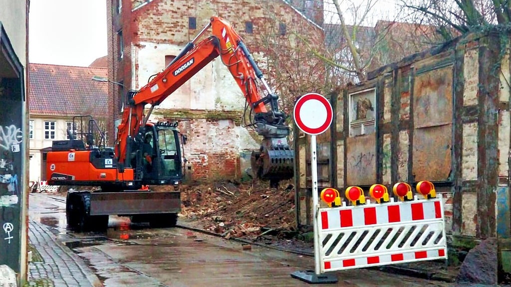Gestern rückte ein Bagger an der alten Hopfendarre an.