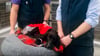 Mit einer Operation hat eine Tierklinik in Großbritannien dem Hund Ariel geholfen, der mit zu vielen Beinen zur Welt gekommen und auf einem Parkplatz ausgesetzt worden war.