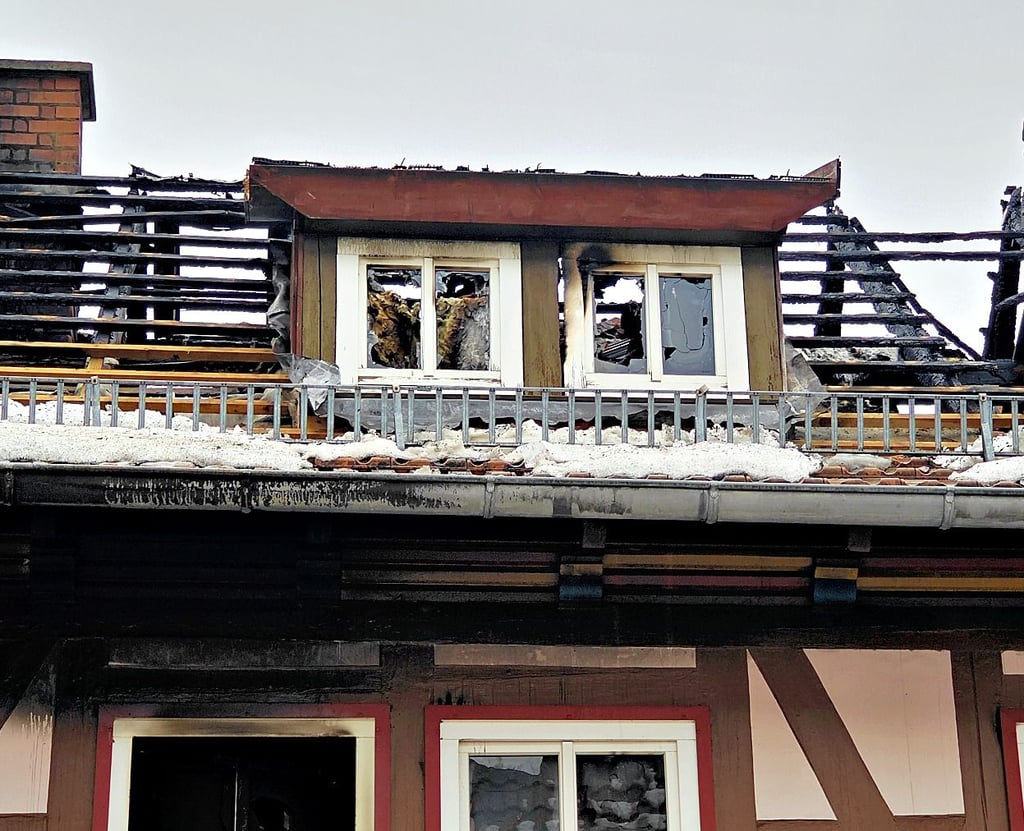 Stolberg: Hier spielten sich am Sonntag dramatische Szenen ab. Mit zwei Drehleitern retteten die Feuerwehrleute eine Seniorin aus den Flammen. Beim Nachbarhaus sind die Spuren der Löschaktion zu sehen. Das Trocknen der Mauer wird dauern.