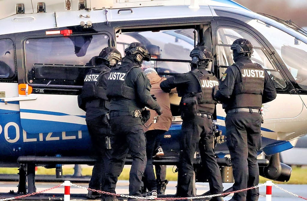 Der Rechtsterrorist soll mit dem Hubschrauber vom Gefängnis Raßnitz nach Magdeburg zu den Prozesstagen transportiert werden. Die Absicherung im Gericht übernimmt eine Spezialeinheit der Justiz.