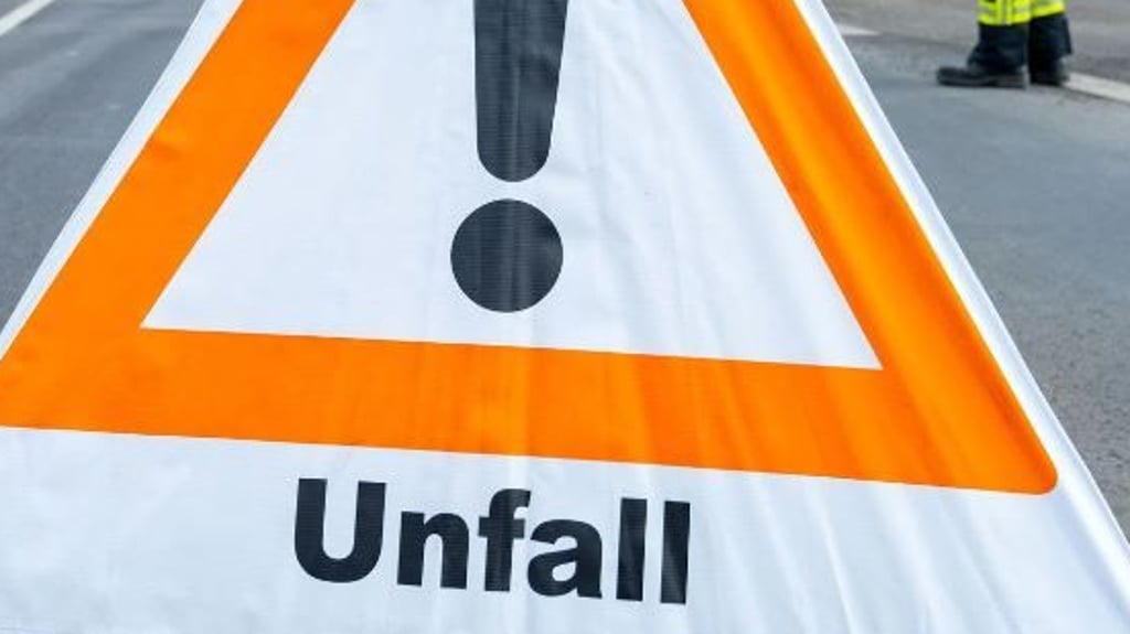 Die Bundesstraße B1 ist bei Burg-Zentrum an der Ausfahrt der A2 nach einem Unfall gesperrt. Symbolbild: