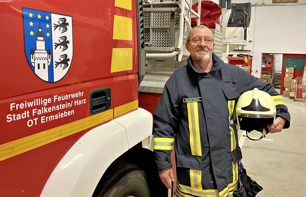 Michael Heyer hat sich mit 55 Jahren entschlossen, Feuerwehrmann zu werden. Seit einem Jahr ist er bei der Ermslebener Wehr dabei.
