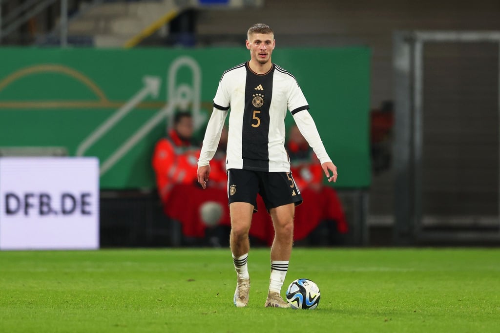 Deutschlands Marton Dardai führt den Ball.