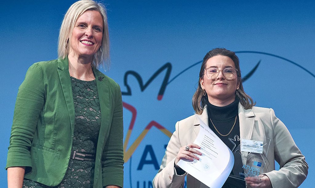 Swaantje Creusen, Vorsitzende des DIHK-Bildungsausschusses, gratulierte Anna-Maria Kopylowicz bei der Bundesbestenehrung in Berlin.