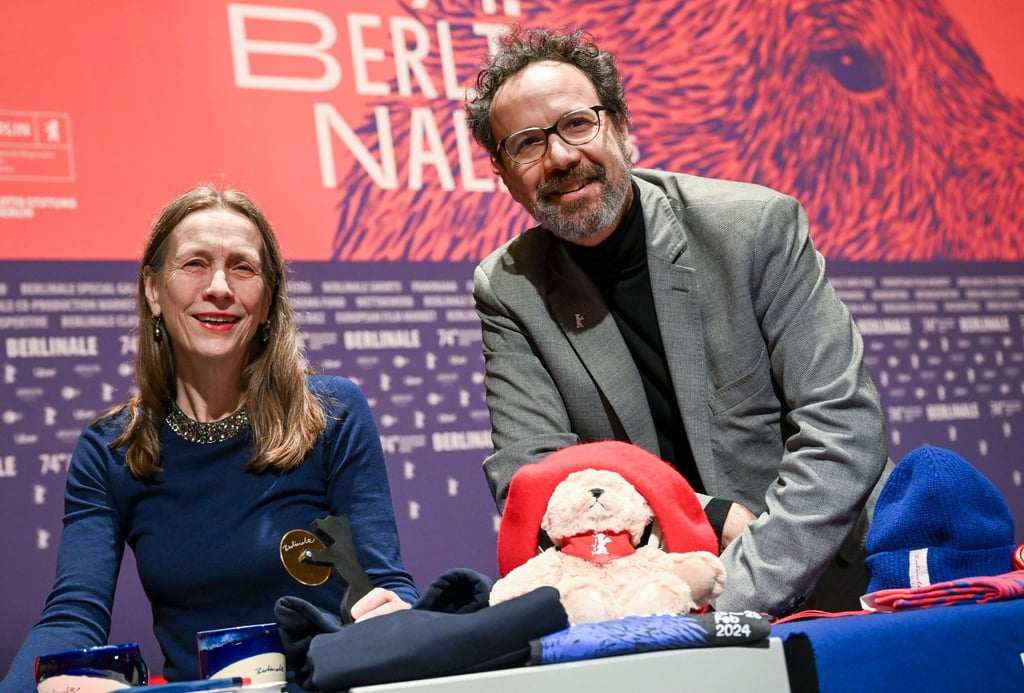 Mariette Rissenbeek, Geschäftsführerin, und Carlo Chatrian, künstlerischer Direktor, stehen zur Vorstellung des Berlinale-Programms 2024 auf der Bühne.