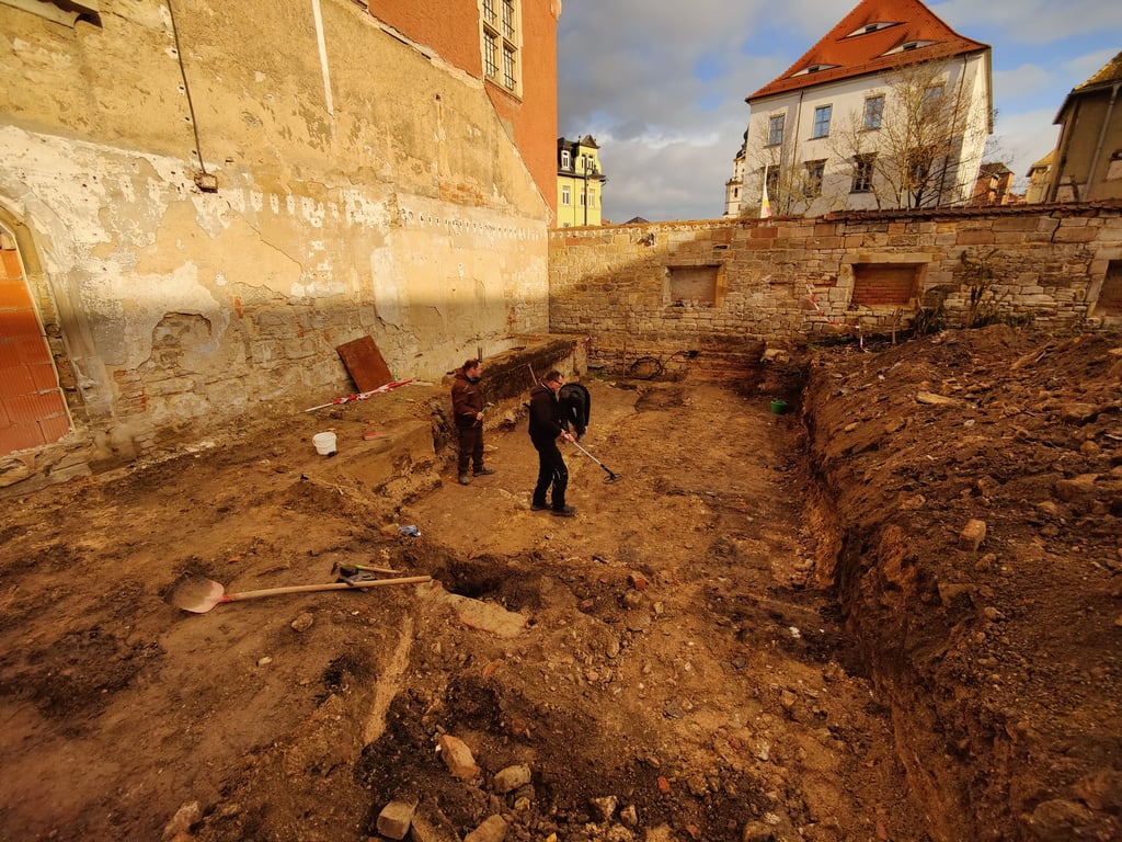 Mitarbeiter vom Kampfmittelräumdienst haben bei den Ausgrabungen am Kloster Weißenfels nach Munitionsresten gesucht. Diese stammen aus der Zeit, als hier nach dem Zweiten Weltkrieg die Polizei bzw. später die Volkspolizei einquartiert war. Auf dem Gelände des Kloster St. Claren soll ein Bidungscampus entstehen.