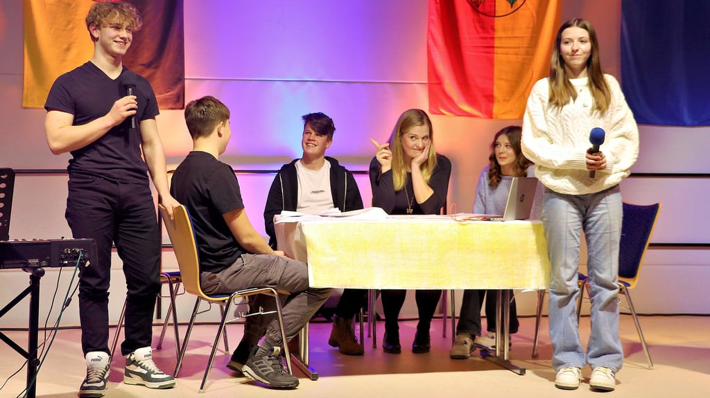 Schüler der Gemeinschaftsschule am Park und Lehrerin Maxi Auerbach (3. v. re.) erklärten den Gästen des Neujahrsempfanges, wie sie sich einen Jugendclub für Möckern vorstellen könnten.