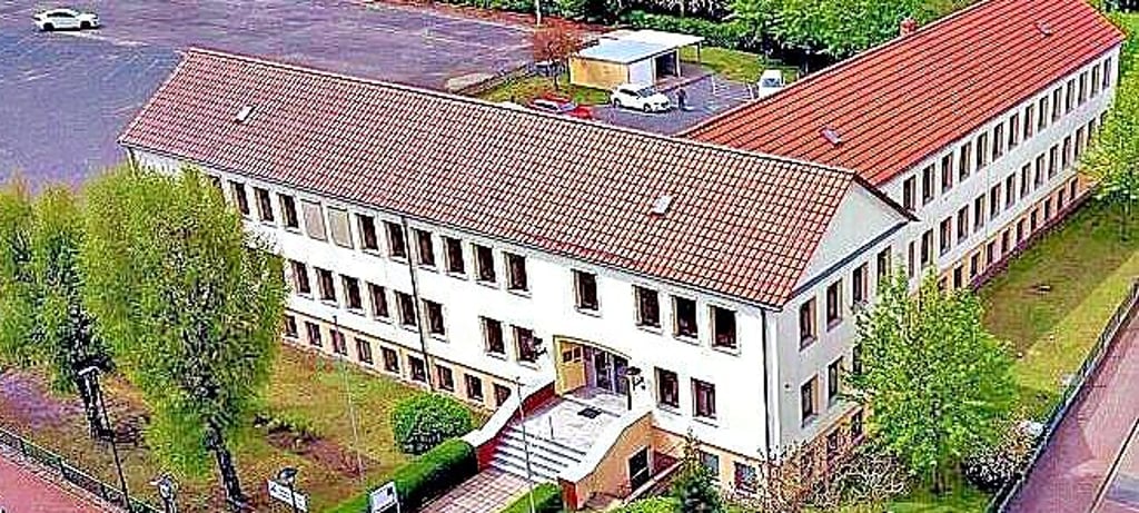 Der Verwaltungssitz in Helbra zählt zu den Gebäuden.