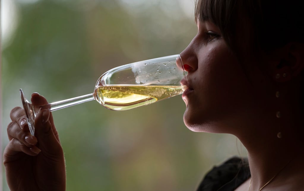 Eine Frau trinkt Sekt.
