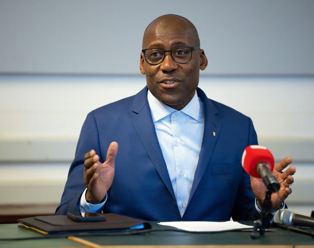 „Ich werde mich weiter für die diskriminierungsfreie Entwicklung der Berliner Kultur einsetzen“, versichert Berlins Kultursenator Joe Chialo.