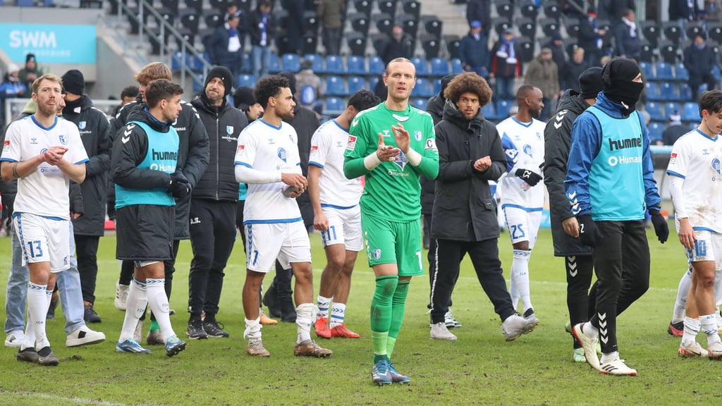 Die Spieler des 1. FC Magdeburg feiern den Heimsieg gegen SV Wehen Wiesbaden am Sonntag mit den Fans in der MDCC-Arena.
