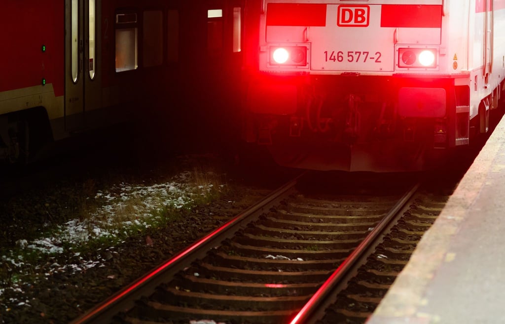 Rote Lampen leuchten an der Lok eines Intercity der Deutschen Bahn im Hauptbahnhof Hannover.
