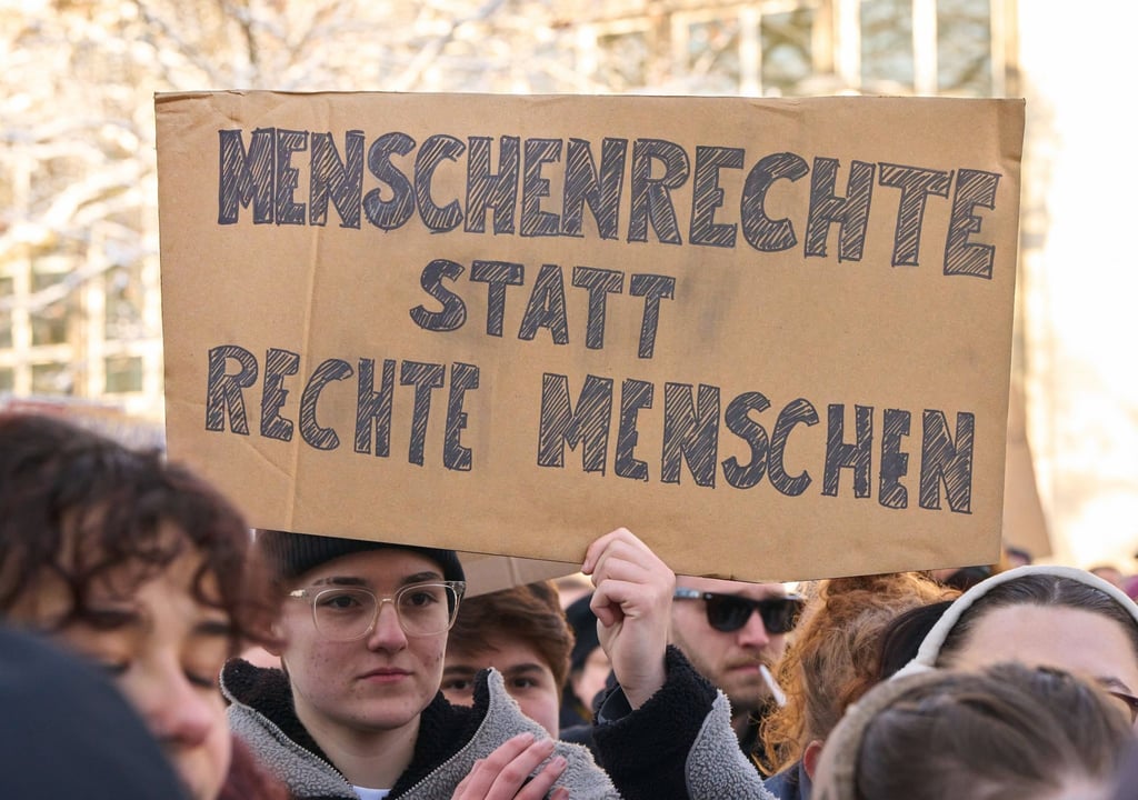 "Menschenrechte statt rechte Menschen" steht auf einem Schild, das bei einer Demo gegen Rechts zu sehen ist.