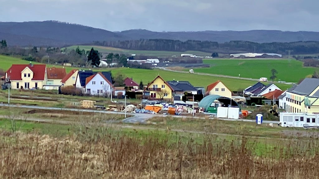 Blick von der Warnstedter Windmühle auf das Baugebiet (das Gebäude vorne rechts ist bald fertig) und die bestehende Bebauung.
