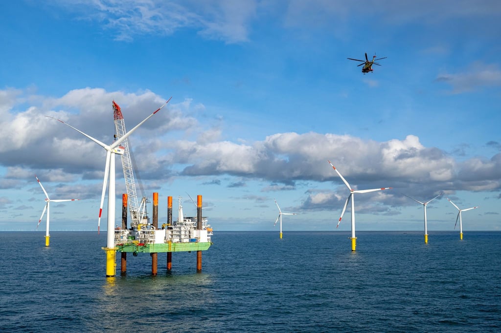 Ein Helikopter fliegt über den Offshore-Windpark Riffgat, rund 15 Kilometer nördlich der Insel Borkum.